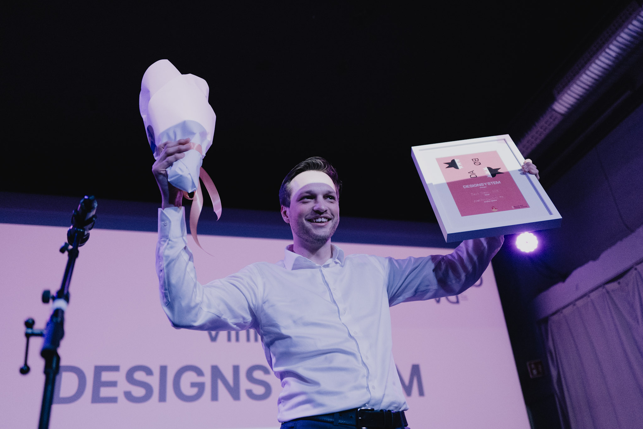 Knut på scenen med prisen for beste designsystem